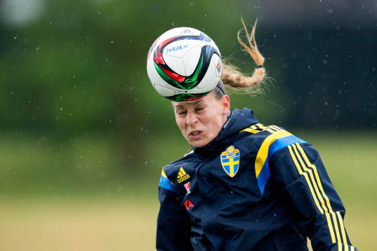Sveriges Charlotte Rohlin nickar en boll
