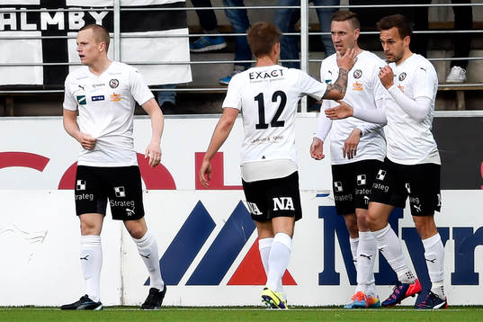 Örebros Daniel Gustavsson jublar