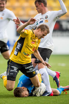 Kamp mellan Elfsborgs Viktor Claesson och Örebros målvakt