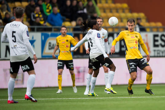 Elfsborgs Viktor Prodell i kamp med Örebros Ayanda Nkili