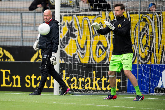 Elfsborgs målvaktstränare Gert Hansen håller koll på målvakt Kevin Stuhr Ellegaard uppvärmning innan en fotbollsmatch i Allsvenskan mellan Elfsborg och Örebro den 31 maj 2015 i Borås.