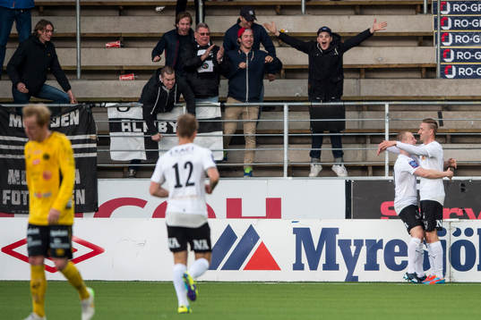 Örebros Marcus Pode har precis gjort 1-2 och jublar ihop