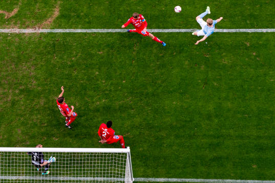 Malmö FFs Filip Helander skjuter mot Åtvidabergs målvakt