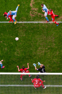 Malmö FFs Simon Kroon nickar mot Åtvidabergs målvakt