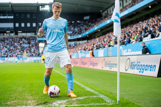 Malmö FFs Magnus Wolff Eikrem går för att lägga en hörna