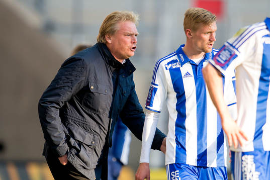 IFK Göteborgs tränare Jörgen Lennartsson klappar om Sebastian Eriksson