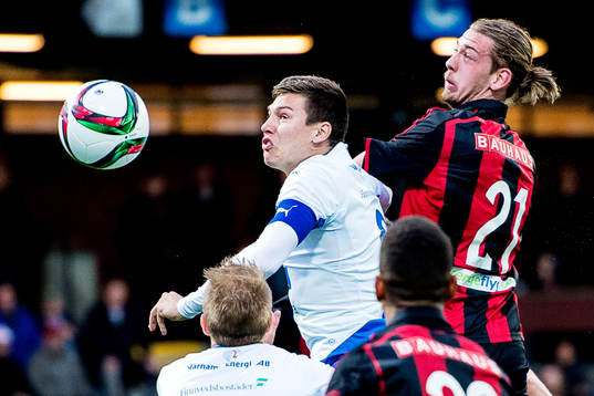 Värnamos Martin Claesson och Brommapojkarnas Isak Nylén i en nickduell