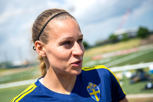 Sveriges Charlotte Rohlin blir intervjuad