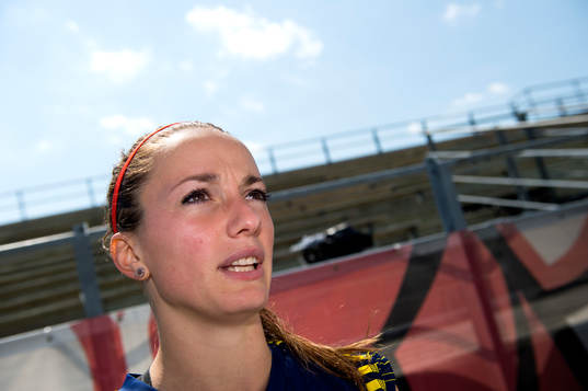 Sveriges Kosovare Asllani blir intervjuad