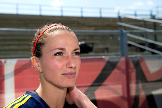 Sveriges Kosovare Asllani blir intervjuad