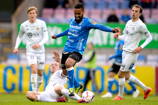 Sundsvalls Jon Gudni Fjoluson och Halmstads Junes Barny