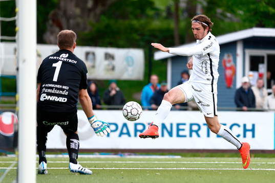 Häckens Dardan Rexhepi och Åtvidabergs målvakt Henrik