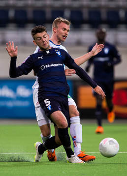 Gefles Robin Nilsson i kamp om bollen med Malmö FFs Erdal Rakip