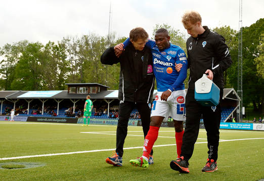 Åtvidabergs John Owoeri skadad efter att ha gjort mål 1-0