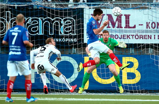 Åtvidabergs Victor Sköld och Häckens Målvakt Christoffer Källqvist