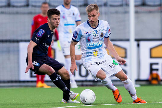 Malmö FFs Erdal Rakip i kamp om bollen med Gefles Robin Nilsson