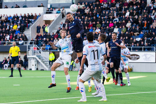 Malmö FFs Erik Johansson når högst med en nick på en hörna