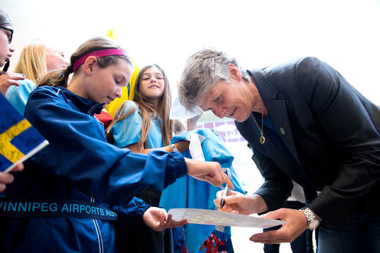Sveriges förbundskapten Pia Sundhage skriver autografer när laget anländer till Winnipeg den 3 maj 2015 i Winnipeg.