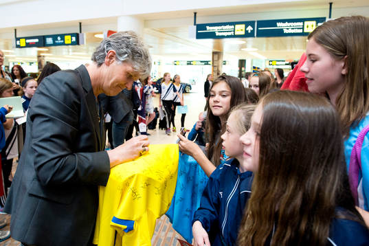 Sveriges förbundskapten Pia Sundhage skriver autografer när laget anländer till Winnipeg den 3 maj 2015 i Winnipeg.