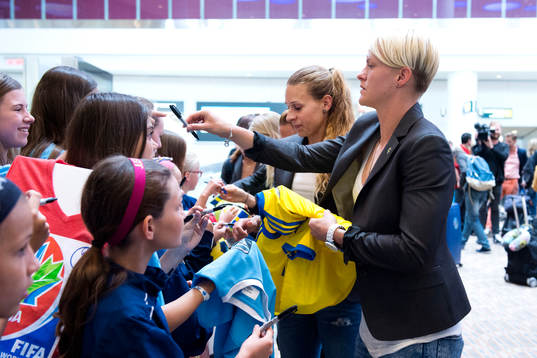 Sveriges Charlotte Rohlin och Nilla Fischer skriver