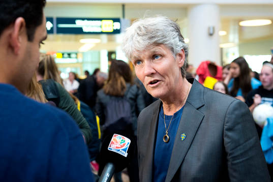 Sveriges förbundskapten Pia Sundhage blir intervjuad när laget anländer till Winnipeg den 3 maj 2015 i Winnipeg.