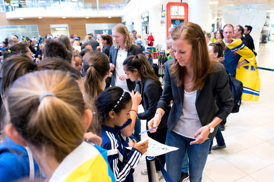 Sveriges Lotta Schelin skriver autografer när laget anländer till Winnipeg den 3 maj 2015 i Winnipeg.