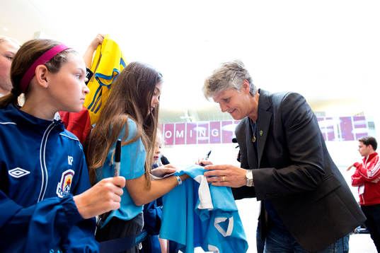 Sveriges förbundskapten Pia Sundhage skriver autografer när laget anländer till Winnipeg den 3 maj 2015 i Winnipeg.