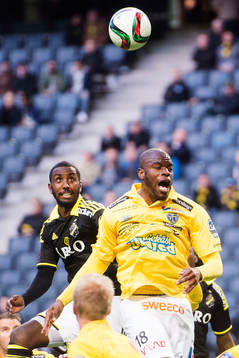 s Henok Goitom och Falkenbergs Hakeem Araba under fotbollsmatchen i Allsvenskan mellan AIK och Falkenberg den 3 juni 2015 i Stockholm. 