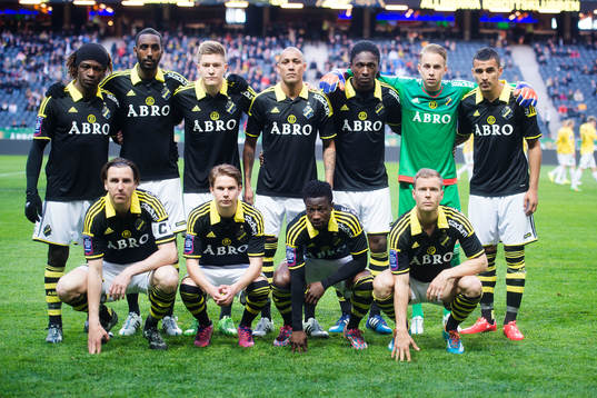 s spelare står uppställda för en lagbild. Övre raden fr.v. Mohamed Bangura, Henok Goitom, Haukur Hauksson, Alessandro Silva Pereira, Dickson Etuhu, målvakt Patrik Carlgren och Nabil Bahoui. Nedre raden fr.v Nils-Eric Johansson, Johan Blomberg, Ebenezer Ofori och Per Karlsson  under fotbollsmatchen i Allsvenskan mellan AIK och Falkenberg den 3 juni 2015 i Stockholm. 