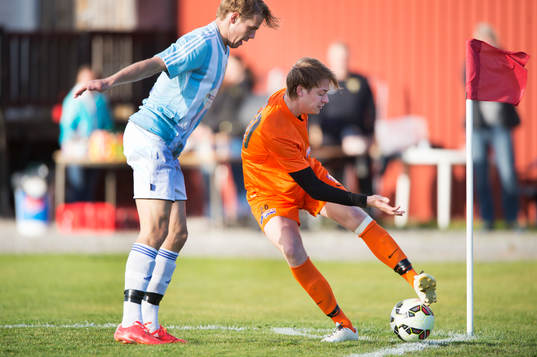 Kamp vid hörnflaggan mellan kompisarna IFK Hässleholms Filip Ranmo och Torns Axel Harletun (utlånad från IFK Hässleholm)  i matchen i division 2 mellan Torn och IFK Hässleholm i Lund 3 juni 2015.