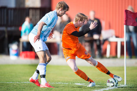 Kamp vid hörnflaggan mellan kompisarna IFK Hässleholms Filip Ranmo och Torns Axel Harletun (utlånad från IFK Hässleholm) i matchen i division 2 mellan Torn och IFK Hässleholm i Lund 3 juni 2015.