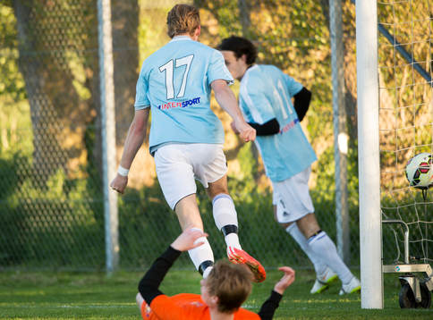 IFK Hässleholms Filip Ranmo har gjort segermålet 1-2 och tackar Karim Al-Asi för passningen i matchen i division 2 mellan Torn och IFK Hässleholm i Lund 3 juni 2015.