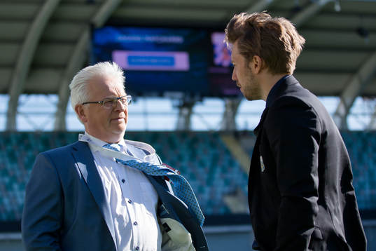 Cmores expertkommentator Hasse Backe i samtal med IFK Göteborgs Adam Johansson på planen innan fotbollsmatchen i Allsvenskan mellan IFK Göteborg och Elfsborg den 4 juni 2015 i Göteborg.