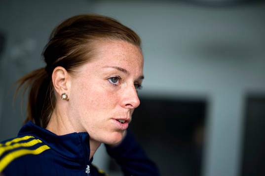 Sveriges Lotta Schelin blir intervjuad