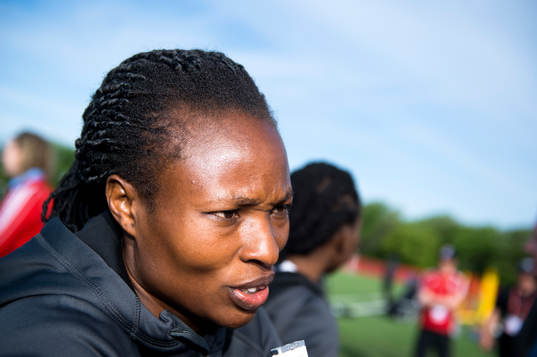 Nigerias Perpetua Nkwocha blir intervjuad