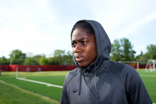 Nigerias Asisat Oshoala bli intervjuad