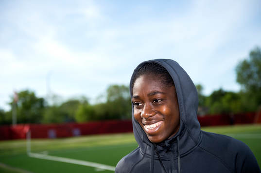 Nigerias Asisat Oshoala bli intervjuad