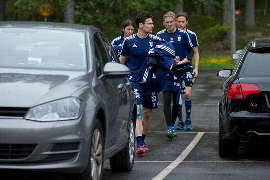 IFK Göteborgs Heath Pearce, bakom Lasse Vibe, målvakt