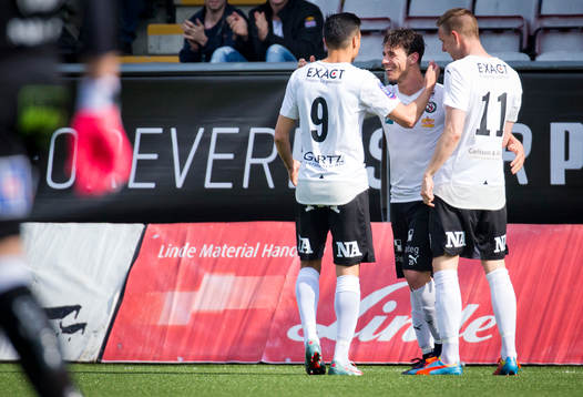Örebros Nordin Gerzic gör 1-0 på frispark och jublar med Marcus Pode och Ahmed Yasin framför Örebroklacken