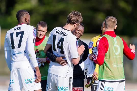 Varbergs Thomas Boakye gratuleras
