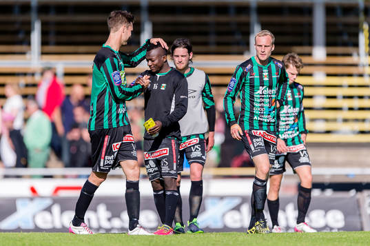 Varbergs Peter Nyström gratulerar Thomas Boakye till målet som betydde 1-0