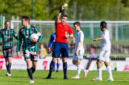 Domare Nermin Cisic ger gult kort till Östersunds Hosam Aiesh