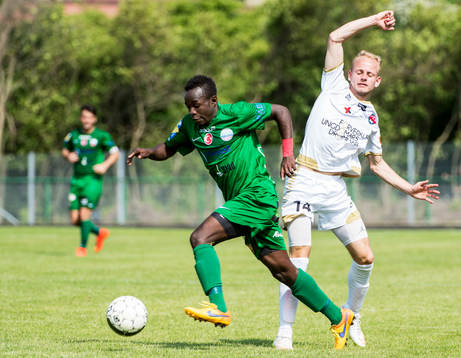 Prespa Birliks Sadat Karim mot FC Rosengårds Simon Ståhl