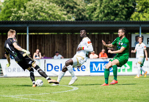 Prespa Birliks Kristian Legiec får bollen förbi FC