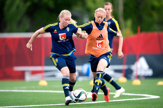 Sveriges Jenny Hjohlman i närkamp med Amanda Ilestedt