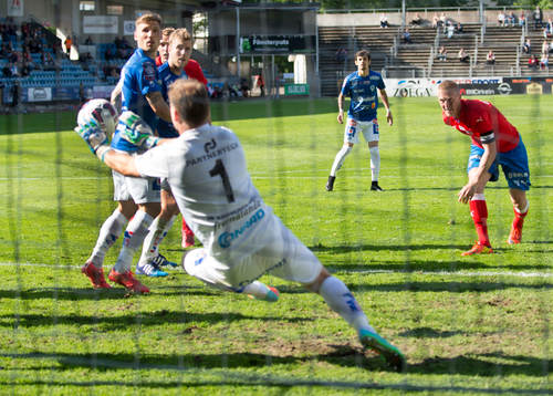 Helsingborgs Peter Larsson nickar men Åtvidabergs målvakt