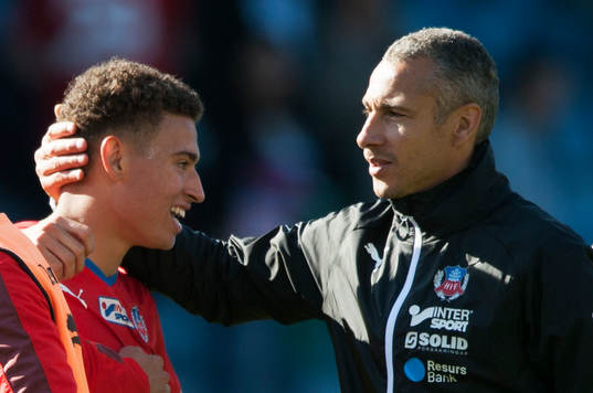 Helsingborgs tränare Henrik Larsson kramar om sonen Jordan Larsson i matchen i allsvenskan mellan Helsingborg och Åtvidaberg i Helsingborg 6 juni 2015.