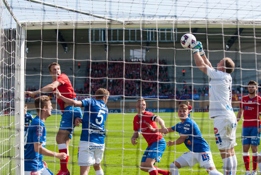 Åtvidabergs målvakt Henrik Gustavsson boxar undan i