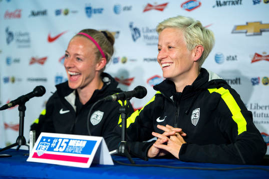 s Becky Sauerbrunn och Megan Rapinoe på en presskonferens innan en träning den 7 juni 2015 i Winnipeg.