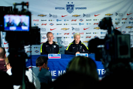 s Becky Sauerbrunn och Megan Rapinoe på en presskonferens innan en träning den 7 juni 2015 i Winnipeg.